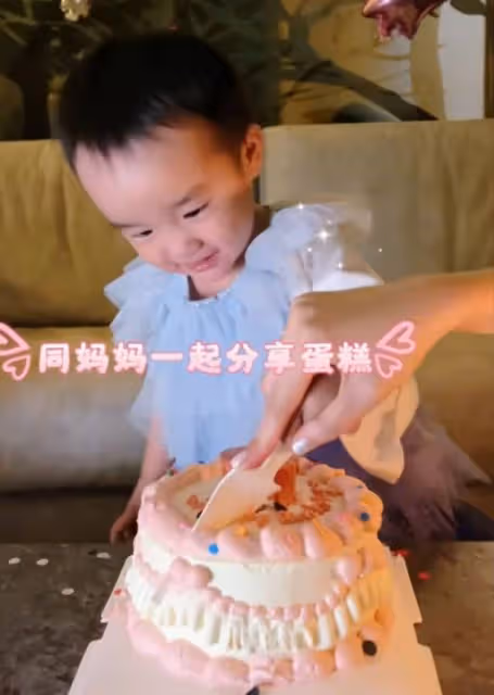 李亞鵬幼女迎2歲生日,小夏夏精靈可愛,海哈金喜陪愛女切蛋糕