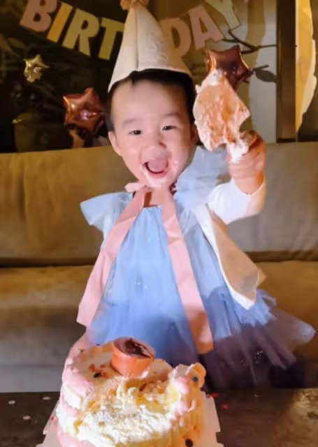 李亞鵬幼女迎2歲生日,小夏夏精靈可愛,海哈金喜陪愛女切蛋糕