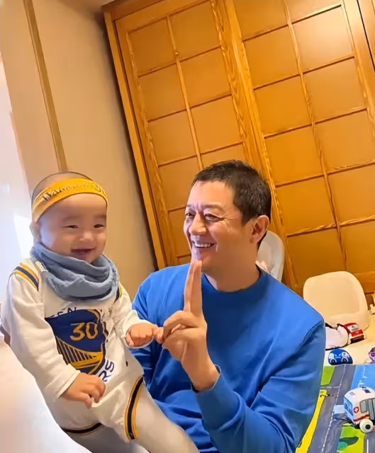 李亞鵬幼女迎2歲生日,小夏夏精靈可愛,海哈金喜陪愛女切蛋糕