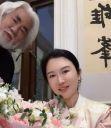 72歲名導有喜了!小31歲老婆「甜蜜懷上第三胎」 遭質疑「爸爸另有其人」他鬆口了
