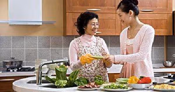 前幾天回婆家,我獨自在廚房煮了10道菜,婆婆、小姑都沒有幫忙。菜全端上桌後,我到廁所洗手,一出來「卻被眼前一幕嚇傻」,公公對我的好,真的讓我感激不盡&...