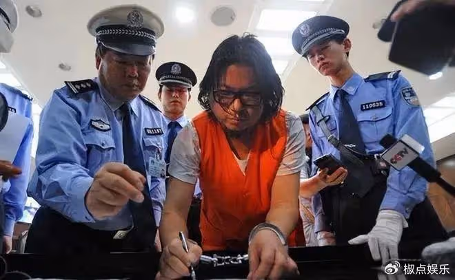 「拋棄女友、捧日親美、改換國籍」的才子高曉松，現在活成了一個笑話