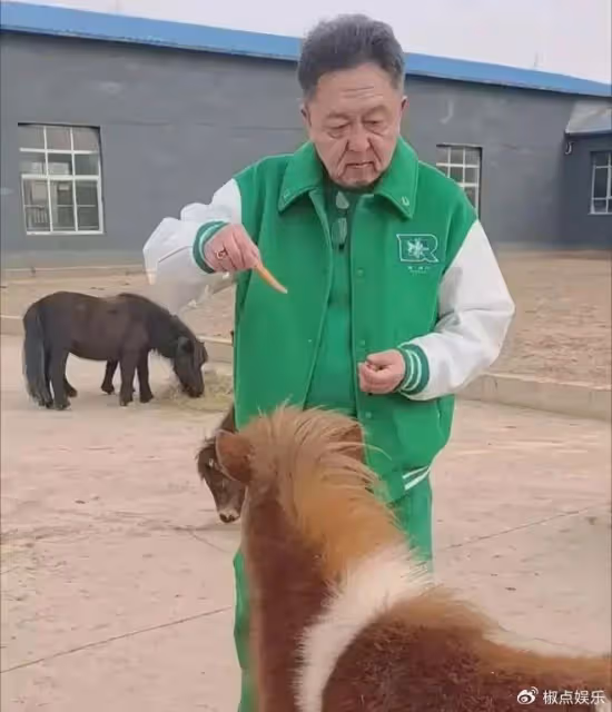 于謙現身北京自家馬場，狀態令人擔憂，55歲竟如70歲老大爺般蒼老