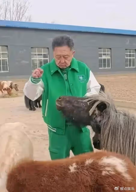 于謙現身北京自家馬場，狀態令人擔憂，55歲竟如70歲老大爺般蒼老