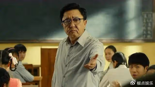 于謙現身北京自家馬場，狀態令人擔憂，55歲竟如70歲老大爺般蒼老