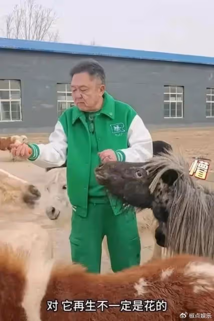 于謙現身北京自家馬場，狀態令人擔憂，55歲竟如70歲老大爺般蒼老
