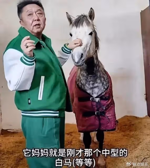 于謙現身北京自家馬場，狀態令人擔憂，55歲竟如70歲老大爺般蒼老