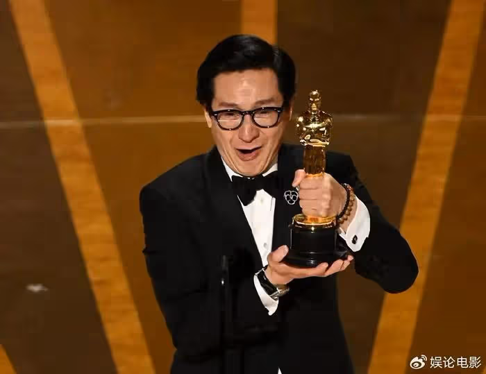 關繼威懶理被歧視爭議，狂曬與好萊塢大佬們的合影，秒變合影達人