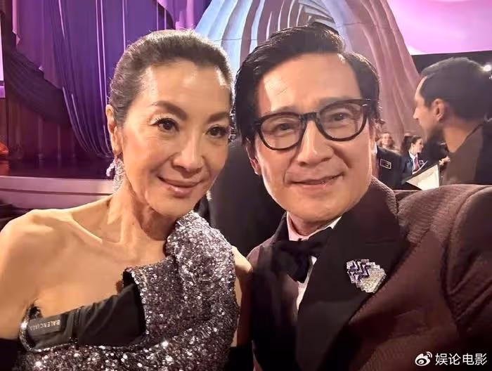 關繼威懶理被歧視爭議，狂曬與好萊塢大佬們的合影，秒變合影達人