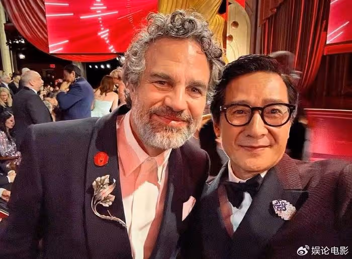 關繼威懶理被歧視爭議，狂曬與好萊塢大佬們的合影，秒變合影達人