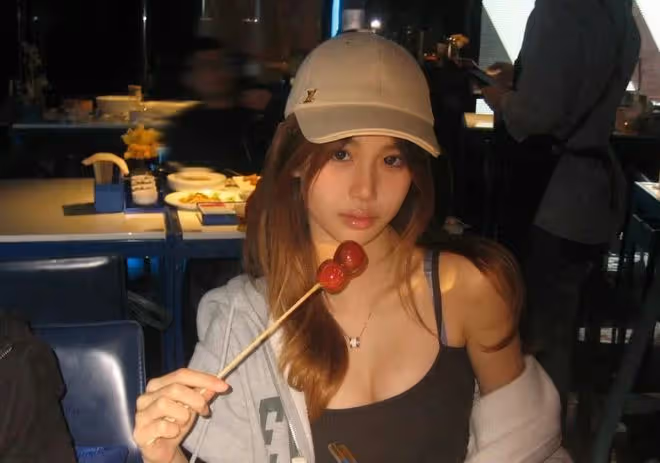 鍾麗緹14歲女兒考拉驚艷亮相，與閨蜜聚會自信大方，美貌引發熱議