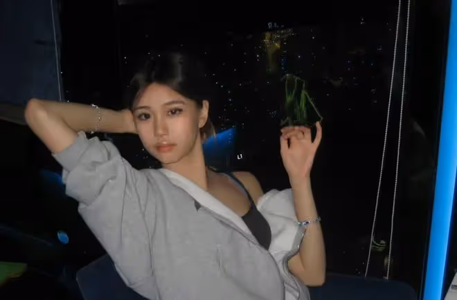 鍾麗緹14歲女兒考拉驚艷亮相，與閨蜜聚會自信大方，美貌引發熱議