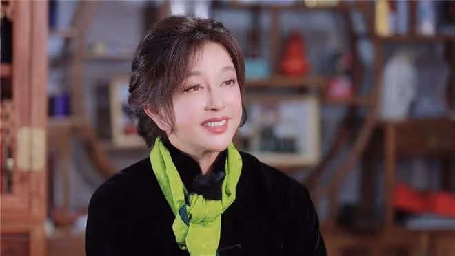 劉曉慶73歲仍似少女，自律生活揭秘，網友：這才是真凍齡女神！