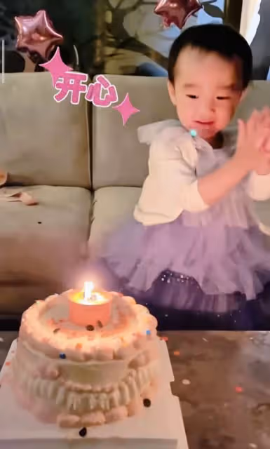 李亞鵬幼女滿2歲，夏夏大口吃蛋糕萌態百出，越長越像爸爸超可愛