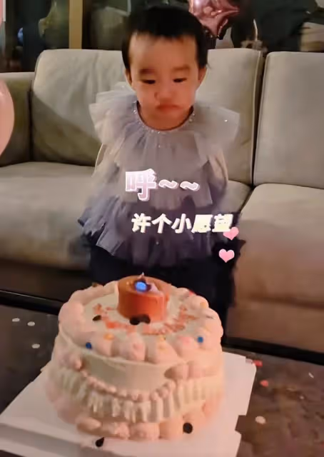李亞鵬幼女滿2歲，夏夏大口吃蛋糕萌態百出，越長越像爸爸超可愛