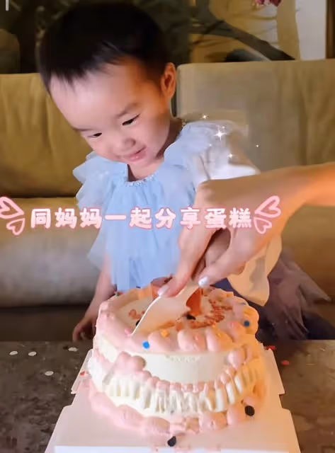 李亞鵬幼女滿2歲，夏夏大口吃蛋糕萌態百出，越長越像爸爸超可愛