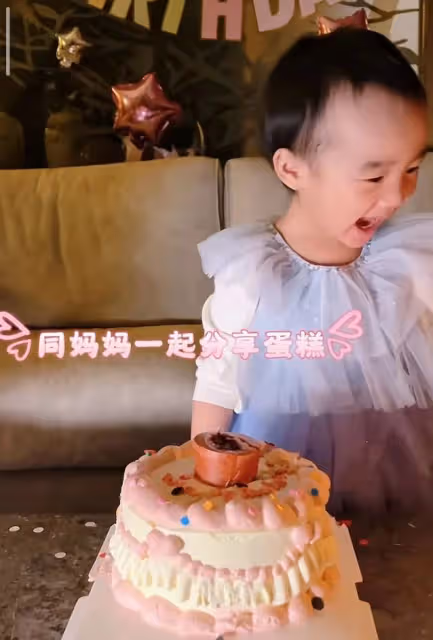 李亞鵬幼女滿2歲，夏夏大口吃蛋糕萌態百出，越長越像爸爸超可愛