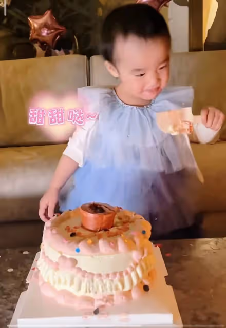 李亞鵬幼女滿2歲，夏夏大口吃蛋糕萌態百出，越長越像爸爸超可愛