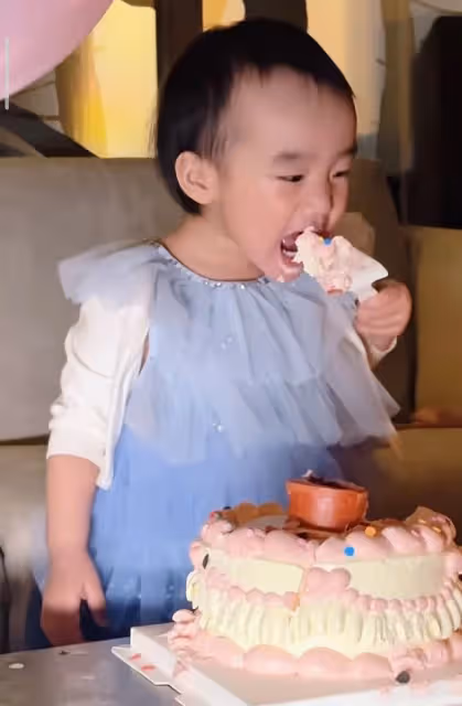 李亞鵬幼女滿2歲，夏夏大口吃蛋糕萌態百出，越長越像爸爸超可愛