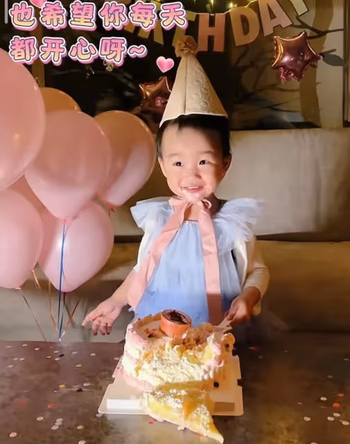 李亞鵬幼女滿2歲，夏夏大口吃蛋糕萌態百出，越長越像爸爸超可愛