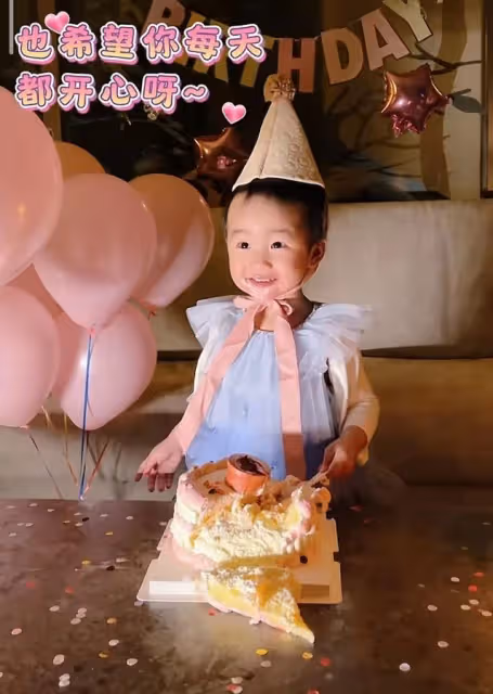 李亞鵬幼女滿2歲，夏夏大口吃蛋糕萌態百出，越長越像爸爸超可愛