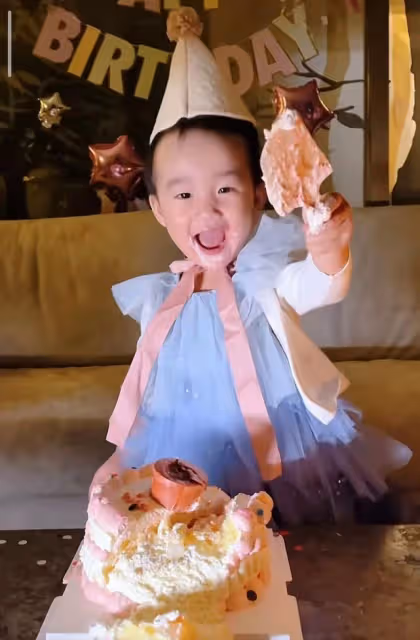 李亞鵬幼女滿2歲，夏夏大口吃蛋糕萌態百出，越長越像爸爸超可愛