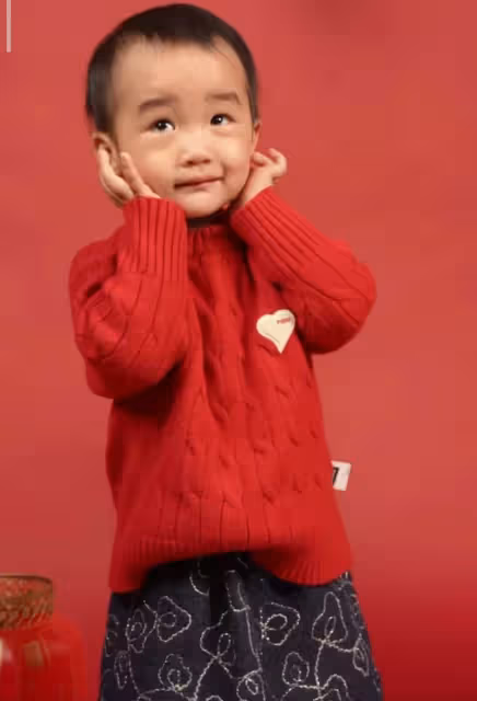 李亞鵬幼女滿2歲，夏夏大口吃蛋糕萌態百出，越長越像爸爸超可愛