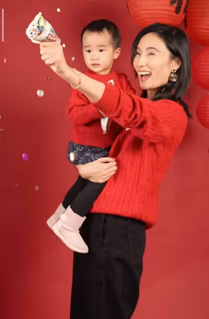 李亞鵬幼女滿2歲，夏夏大口吃蛋糕萌態百出，越長越像爸爸超可愛