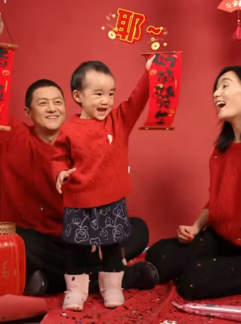 李亞鵬幼女滿2歲，夏夏大口吃蛋糕萌態百出，越長越像爸爸超可愛