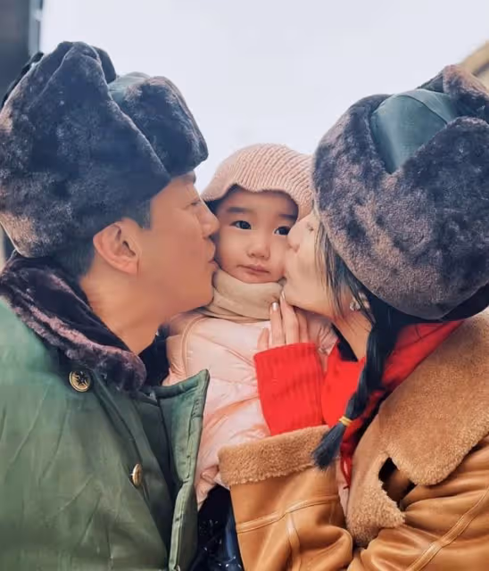 李亞鵬幼女滿2歲，夏夏大口吃蛋糕萌態百出，越長越像爸爸超可愛