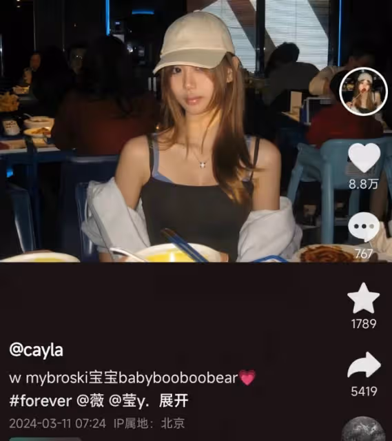 鍾麗緹小女兒近照，14歲考拉穿辣妹弔帶衫，染髮化妝精緻不輸媽媽