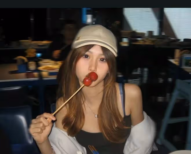 鍾麗緹小女兒近照，14歲考拉穿辣妹弔帶衫，染髮化妝精緻不輸媽媽