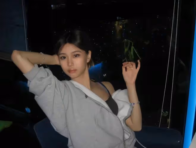 鍾麗緹小女兒近照，14歲考拉穿辣妹弔帶衫，染髮化妝精緻不輸媽媽