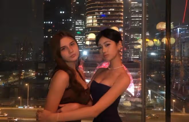 鍾麗緹小女兒近照，14歲考拉穿辣妹弔帶衫，染髮化妝精緻不輸媽媽