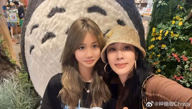 鍾麗緹小女兒近照，14歲考拉穿辣妹弔帶衫，染髮化妝精緻不輸媽媽