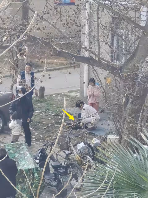 悲劇！25歲女研究生跳樓，疑因壓力太大，在舅舅家輕生，母親痛哭