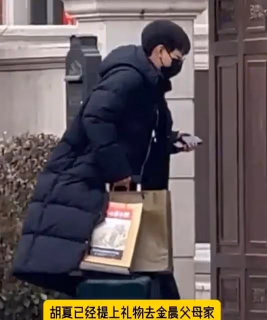 金晨胡夏分手風波升級！男方露面悶悶不樂，被扒和多位女星曖昧！
