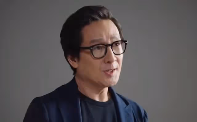 奧斯卡影后楊紫瓊被歧視？獲獎者拒絕擁抱握手，視頻刪除欲蓋彌彰