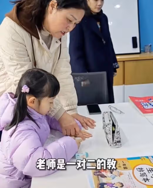 楊威自曝大瓜!雙胞胎女兒全程在家念書,所有課程都請了不同家教