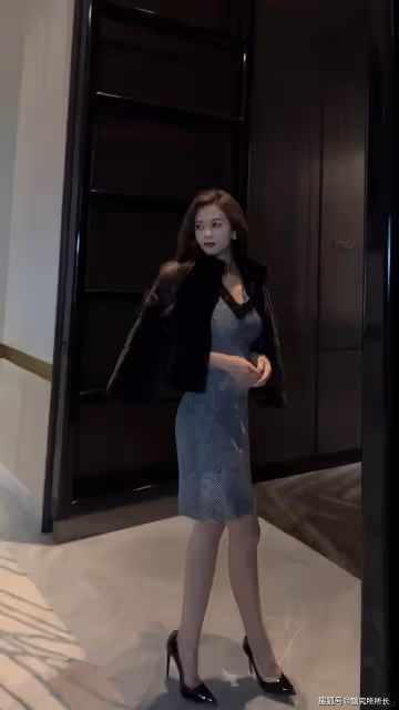黑白灰韻律中的時尚交響:一位都市麗人的層疊魅力與自信風采