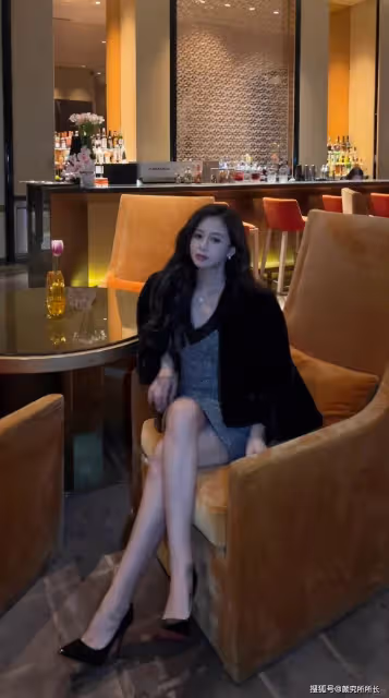 黑白灰韻律中的時尚交響:一位都市麗人的層疊魅力與自信風采