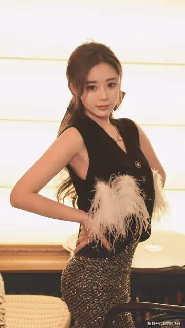 25歲極品女神時尚穿搭:無袖黑色背心搭配亮片短褲 迷人又性感