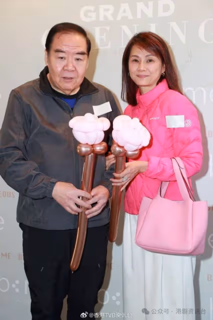 50歲TVB爆美人妻為老公站台！邀一眾好友支持開幕儀式