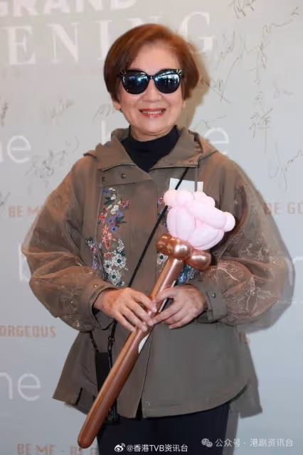 50歲TVB爆美人妻為老公站台！邀一眾好友支持開幕儀式