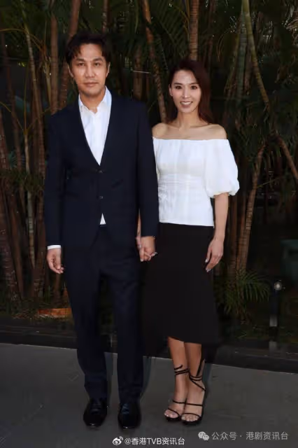 50歲TVB爆美人妻為老公站台！邀一眾好友支持開幕儀式