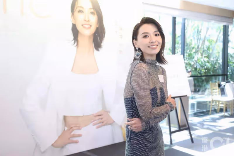 搶眼!50歲TVB花旦透視貼身裙撐老公新店!榮升老闆娘仍收高額代言費