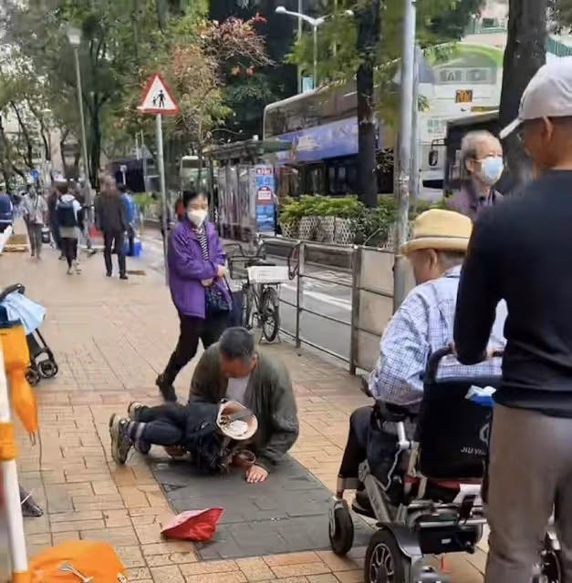 知名港星洪金寶近況曝光!坐輪椅現身鬧市,主動接濟路邊乞討者