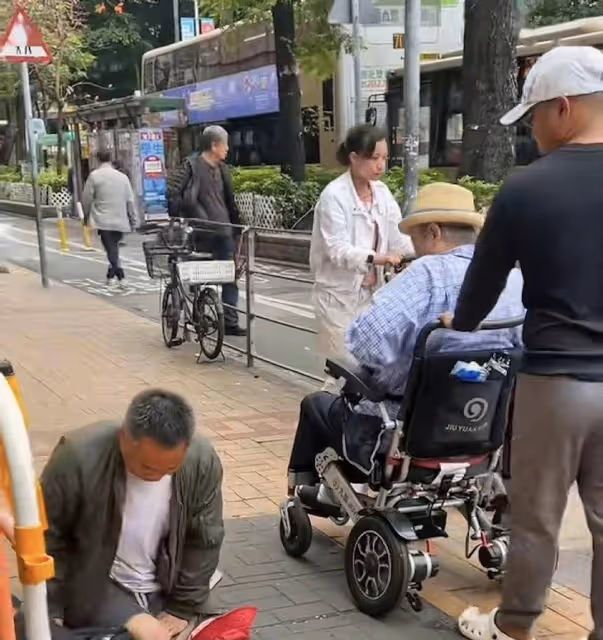 知名港星洪金寶近況曝光!坐輪椅現身鬧市,主動接濟路邊乞討者