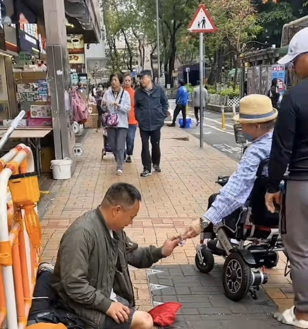 知名港星洪金寶近況曝光!坐輪椅現身鬧市,主動接濟路邊乞討者