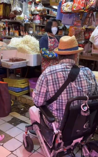 知名港星洪金寶近況曝光!坐輪椅現身鬧市,主動接濟路邊乞討者
